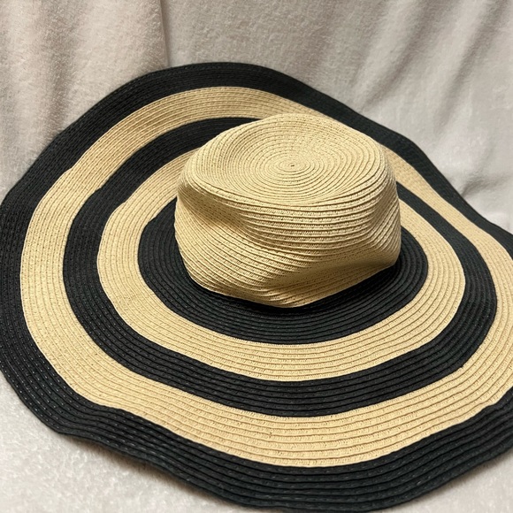 Black and tan wide brim beach hat - Picture 1 of 3
